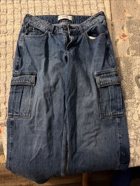 Hollister Women’s  Relaxed Cargo Denim Jeans in Medium Blue
